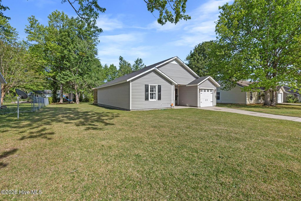 Photo of 411 Hunting Green Drive, Jacksonville, NC 28546 (MLS # 100569037)