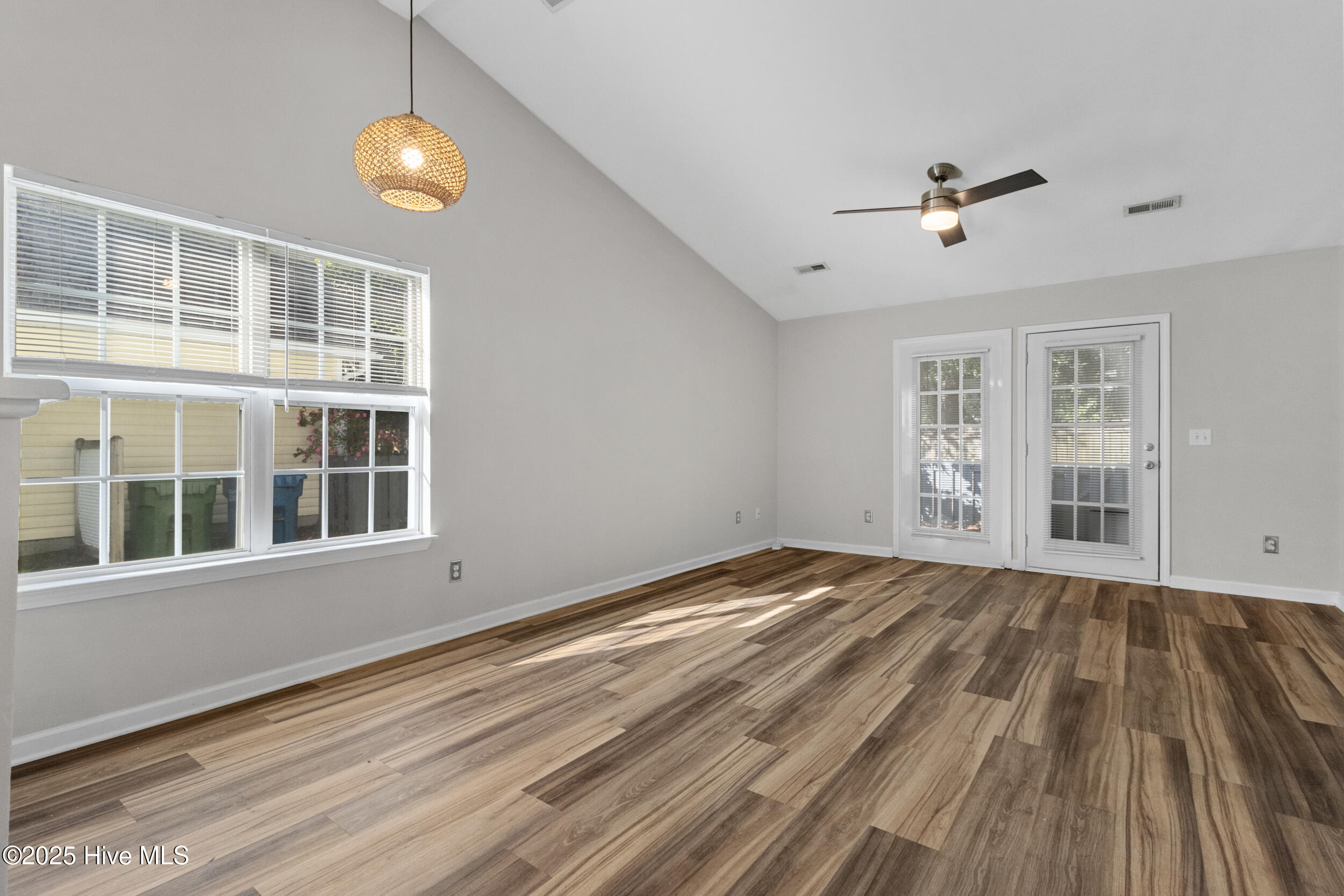 Wilmington, North Carolina 28405, United States, 2 Bedrooms Bedrooms, ,2 BathroomsBathrooms,Residential,Pending,255960