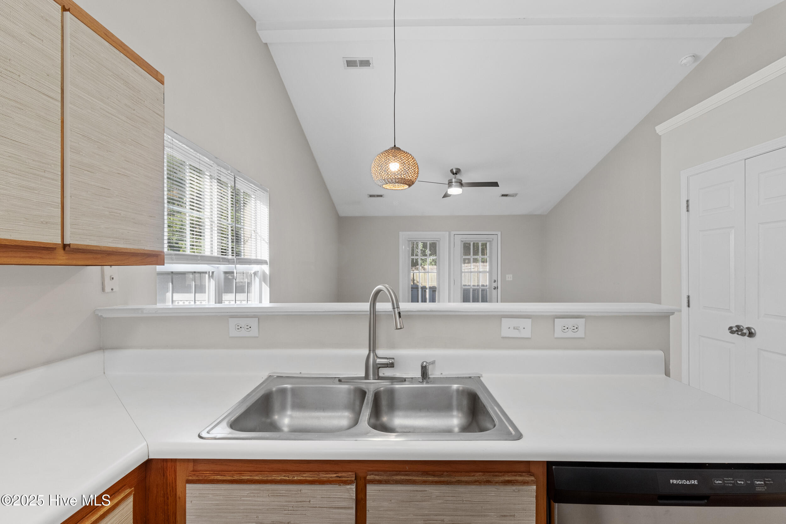 Wilmington, North Carolina 28405, United States, 2 Bedrooms Bedrooms, ,2 BathroomsBathrooms,Residential,Pending,255960