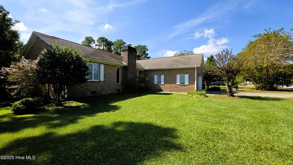 Photo of 812 Pelican Drive, New Bern, NC 28560 (MLS # 100533040)