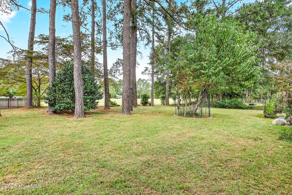 Photo of 105 Plantation Drive, New Bern, NC 28562 (MLS # 100536038)