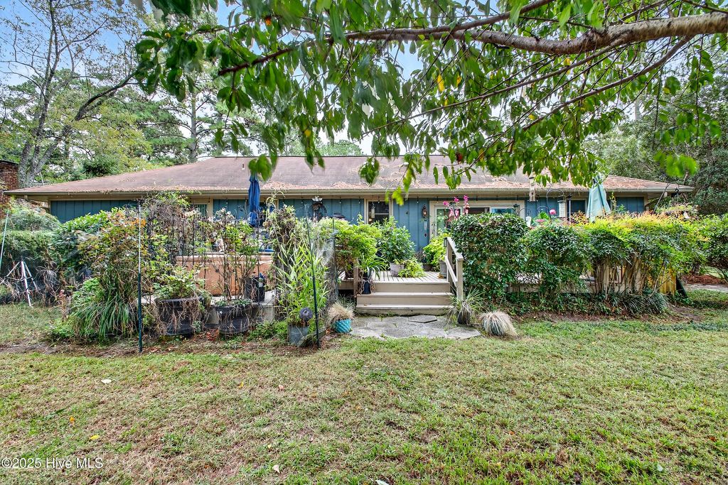 Photo of 105 Plantation Drive, New Bern, NC 28562 (MLS # 100536038)