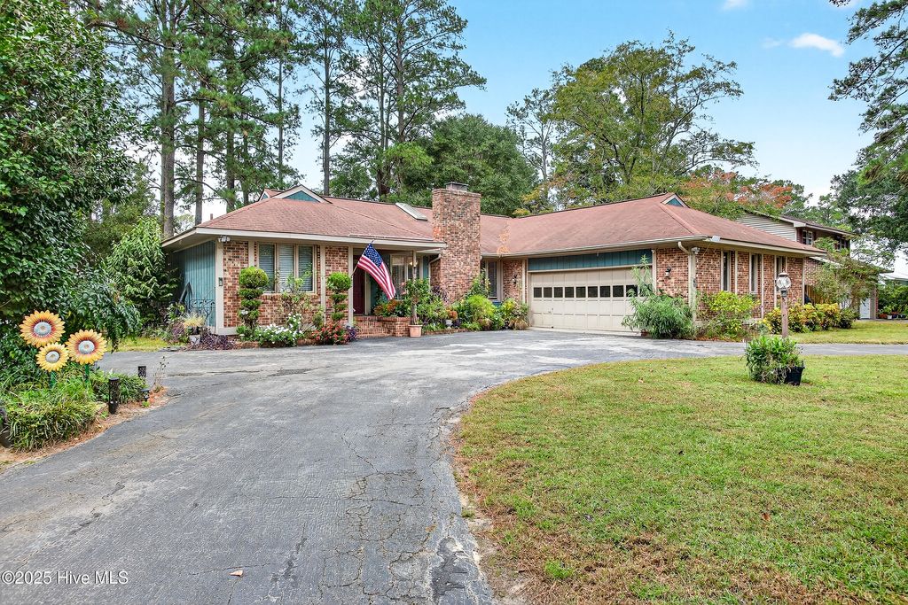 Photo of 105 Plantation Drive, New Bern, NC 28562 (MLS # 100536038)