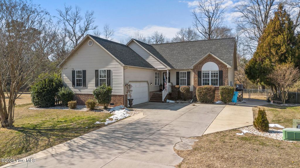 Photo of 131 Forest Bluff Drive, Jacksonville, NC 28540 (MLS # 100555225)