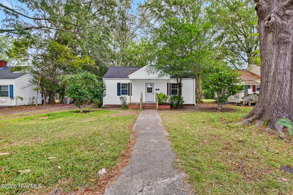 Photo of 122 Sherwood Road, Jacksonville, NC 28540 (MLS # 100535237)