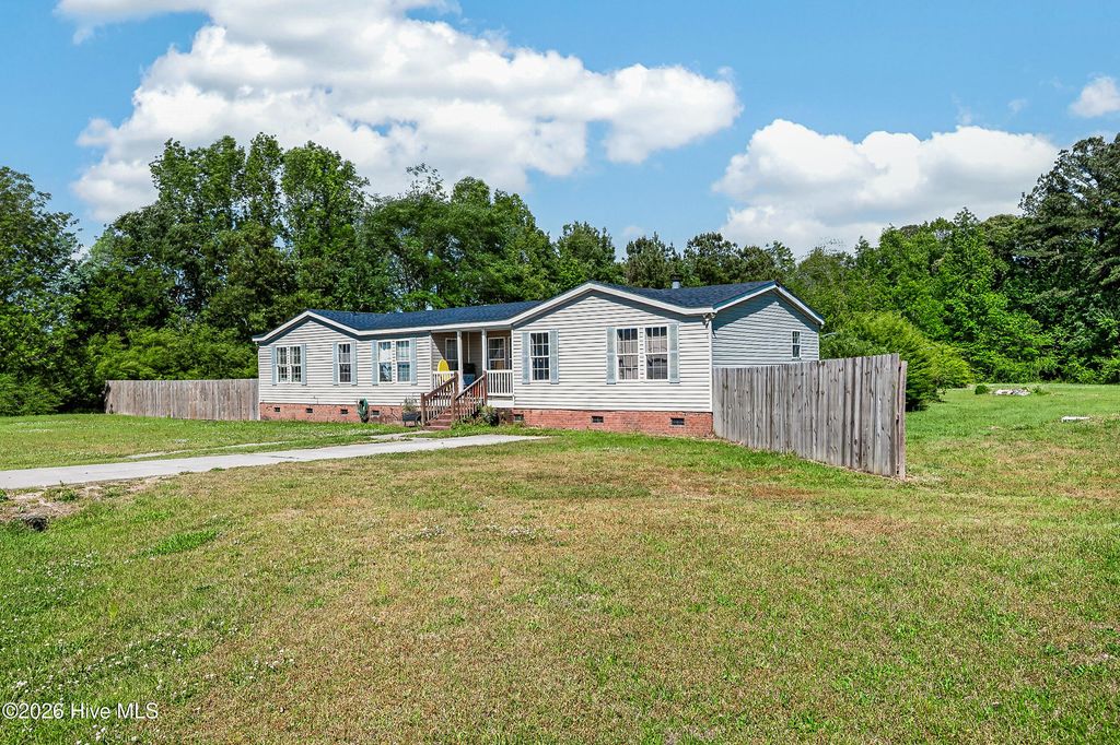 Photo of 201 Michelle Lane, Maysville, NC 28555 (MLS # 100569096)