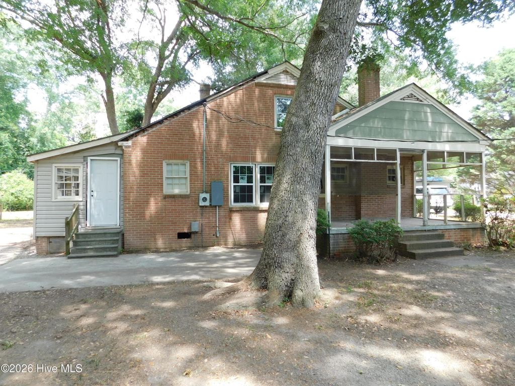 Photo of 7 First Street, Laurinburg, NC 28352 (MLS # 100578468)