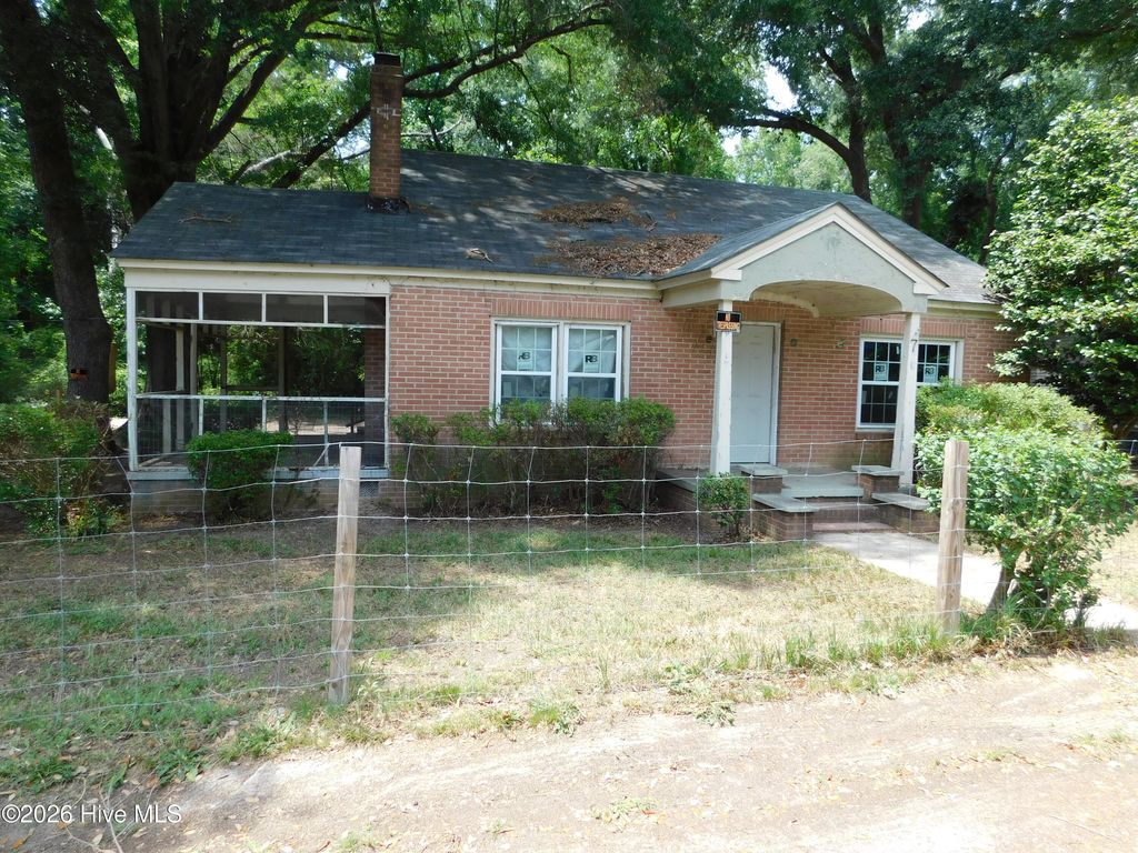 Photo of 7 First Street, Laurinburg, NC 28352 (MLS # 100578468)
