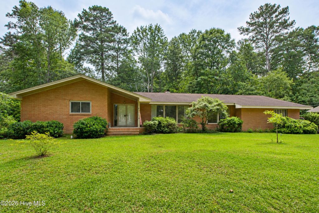 Photo of 527 Edgewood Circle, Whiteville, NC 28472 (MLS # 100577798)