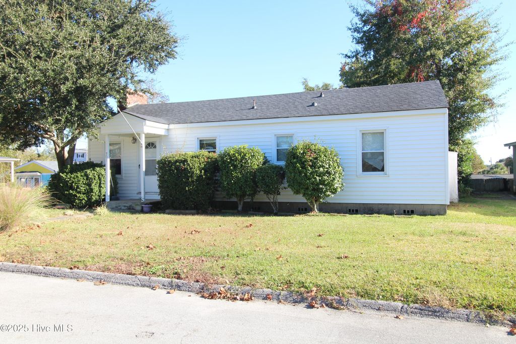 Photo of 301 S Chestnut Street, Swansboro, NC 28584 (MLS # 100539657)