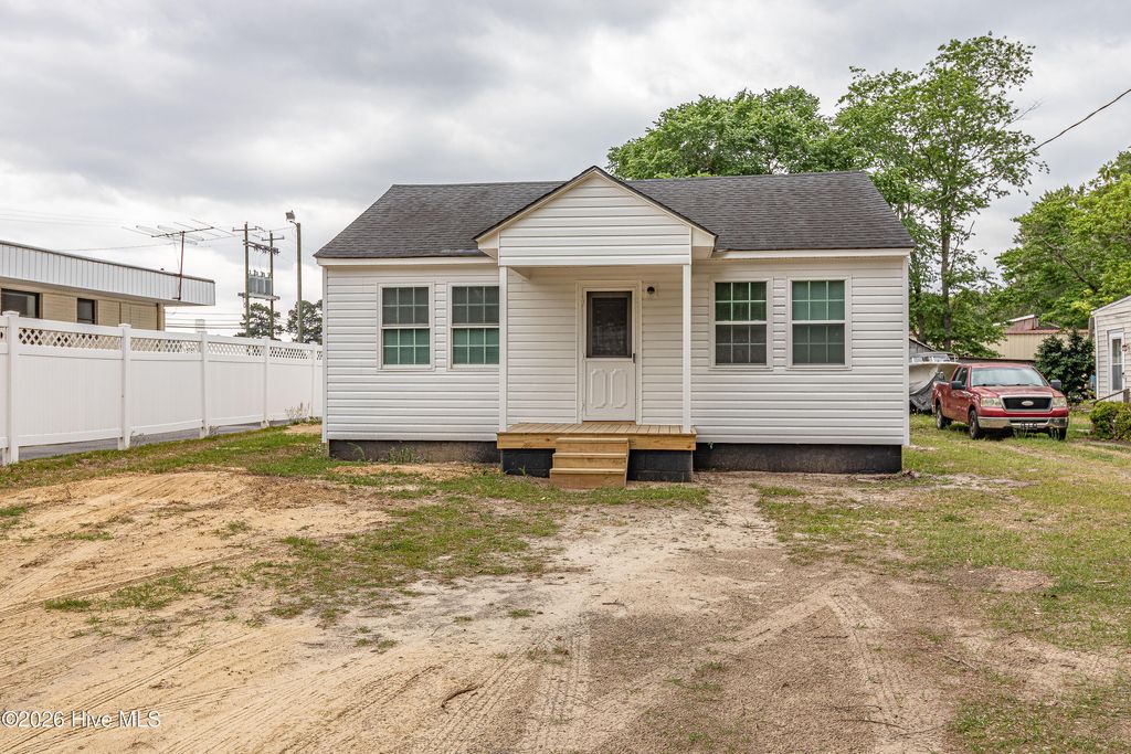 Photo of 213 Oak Street, Snow Hill, NC 28580 (MLS # 100571119)