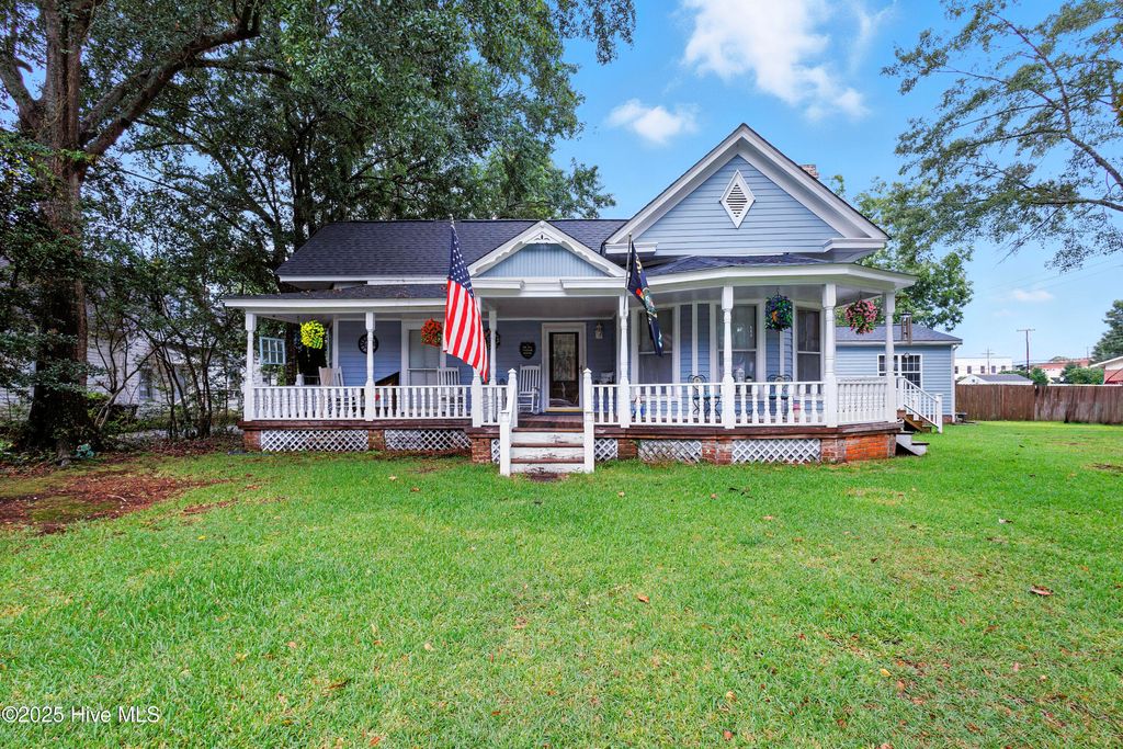 Photo of 207 S Walker Street, Burgaw, NC 28425 (MLS # 100573429)