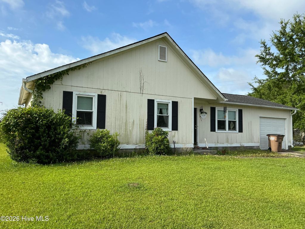 Photo of 1011 Ridgecrest Lane, Jacksonville, NC 28546 (MLS # 100577248)