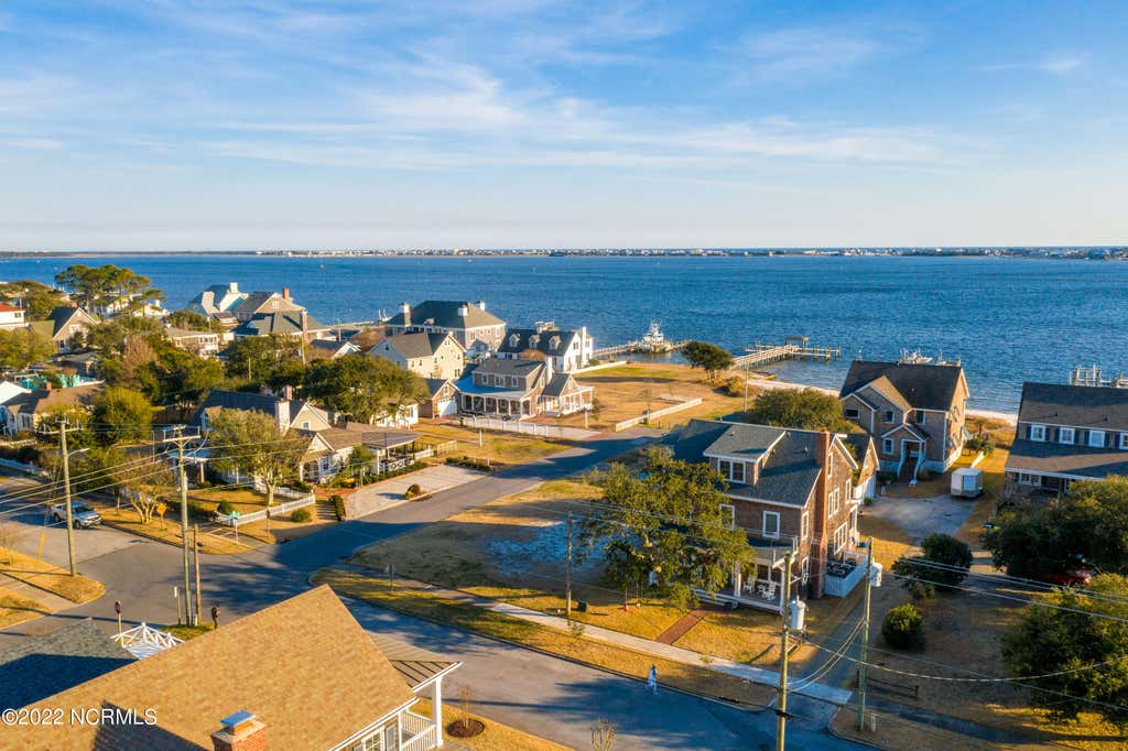 Photo of 2201 Evans Street, Morehead City, NC 28557 (MLS # 100585709)