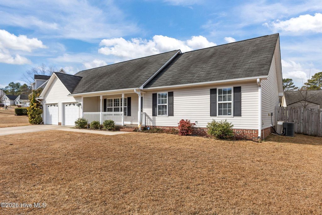 Photo of 5512 Ascent Drive, Hope Mills, NC 28348 (MLS # 100555382)