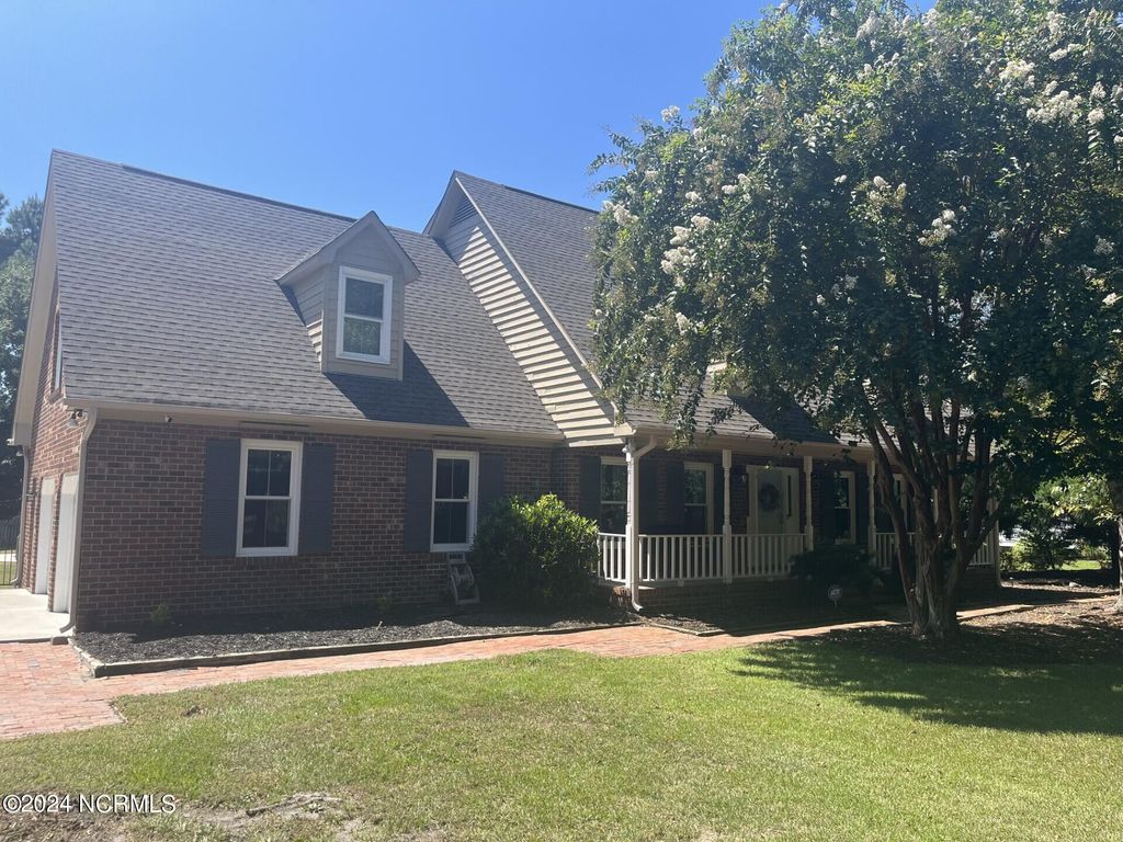 Photo of 444 E Creekview Drive, Hampstead, NC 28443 (MLS # 100463313)