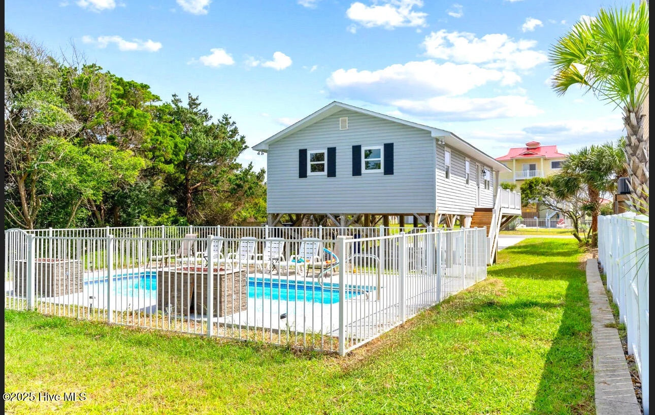 220 W Dolphin Drive