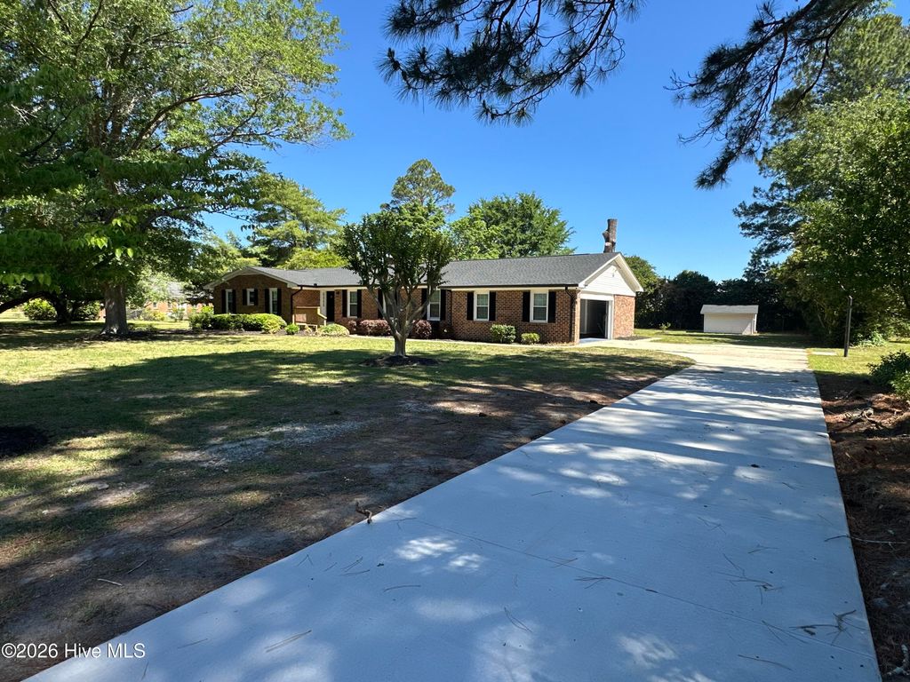 Photo of 1304 Dogwood Lane, Laurinburg, NC 28352 (MLS # 100574733)