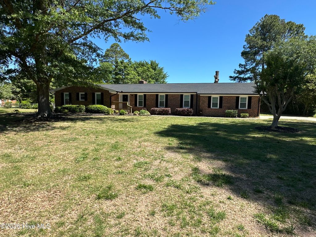 Photo of 1304 Dogwood Lane, Laurinburg, NC 28352 (MLS # 100574733)