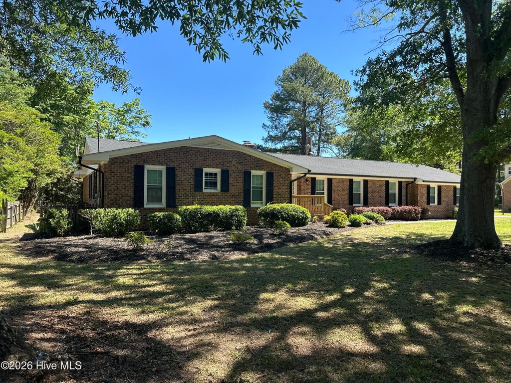 Photo of 1304 Dogwood Lane, Laurinburg, NC 28352 (MLS # 100574733)