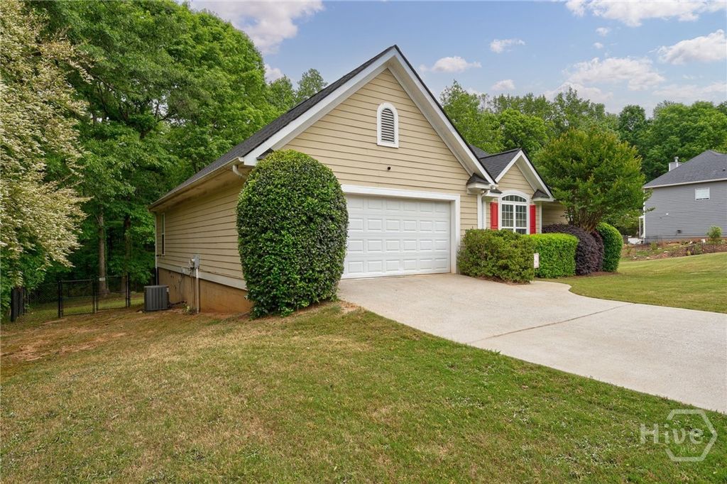 Photo of 318 E Creek Bend Bnd E, Athens, GA 30605 (MLS # CL354929)