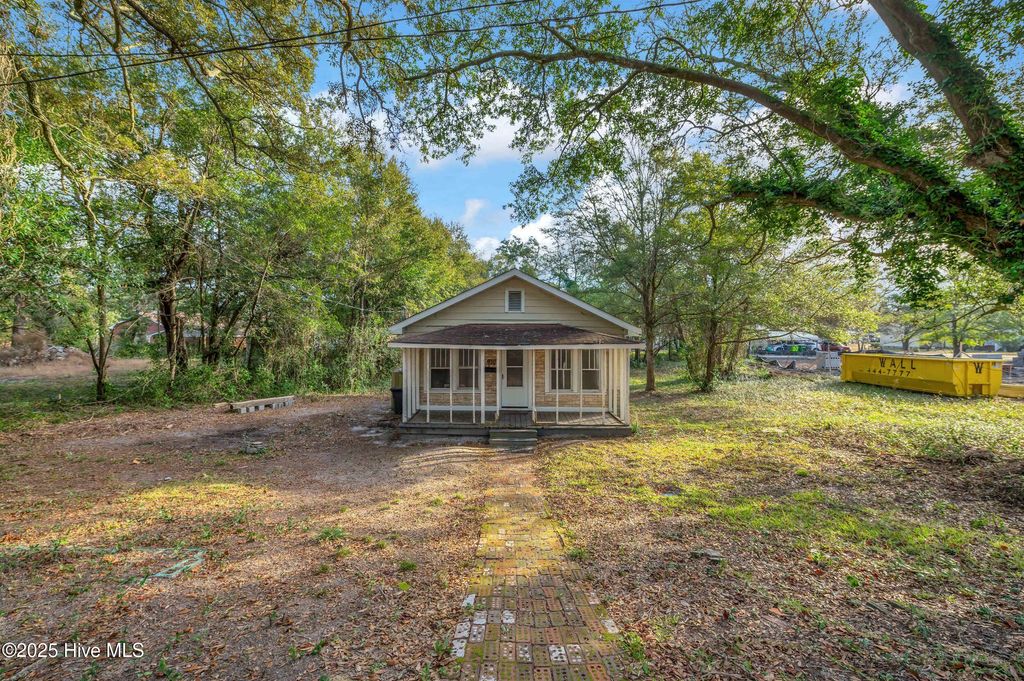 Photo of 610 N Caswell Avenue, Southport, NC 28461 (MLS # 100545934)