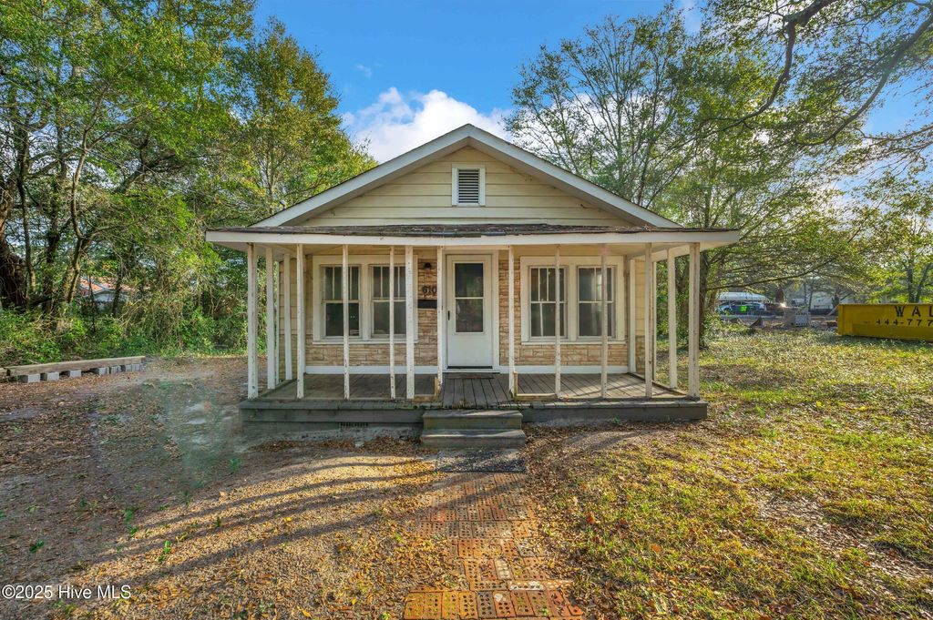 Photo of 610 N Caswell Avenue, Southport, NC 28461 (MLS # 100545934)