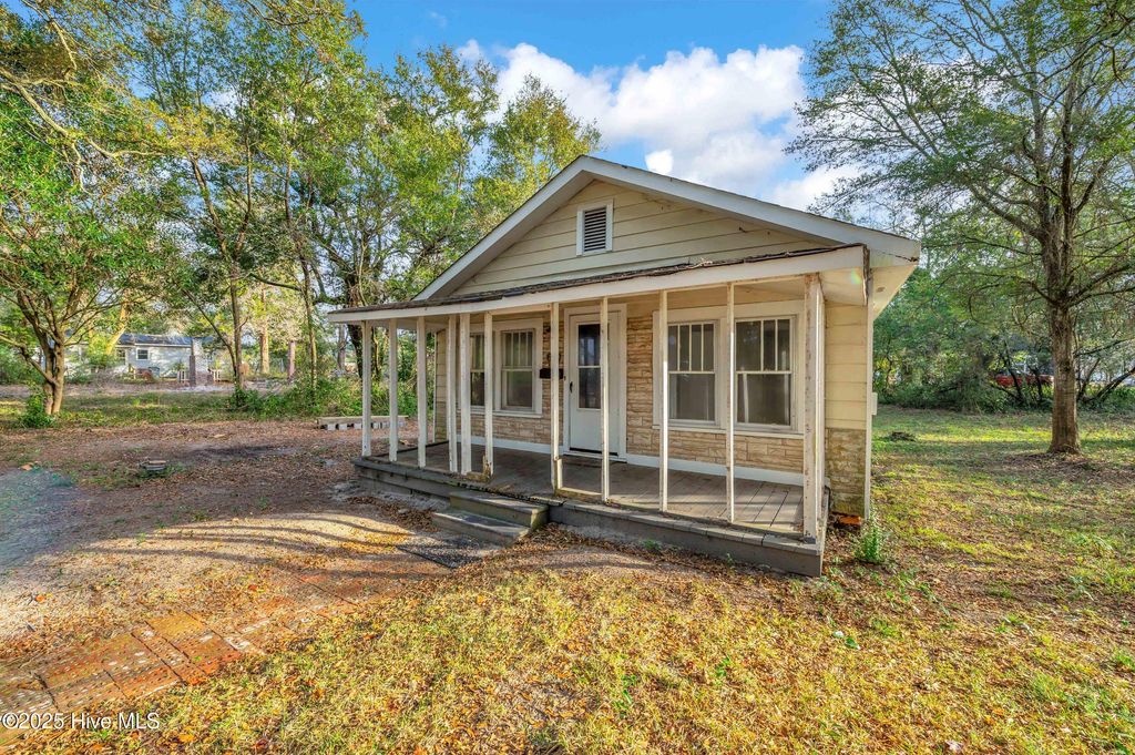 Photo of 610 N Caswell Avenue, Southport, NC 28461 (MLS # 100545934)