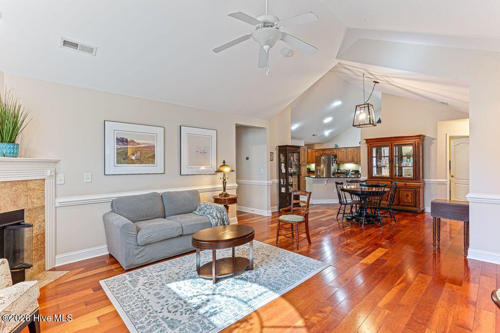 103 W Chelsea Court