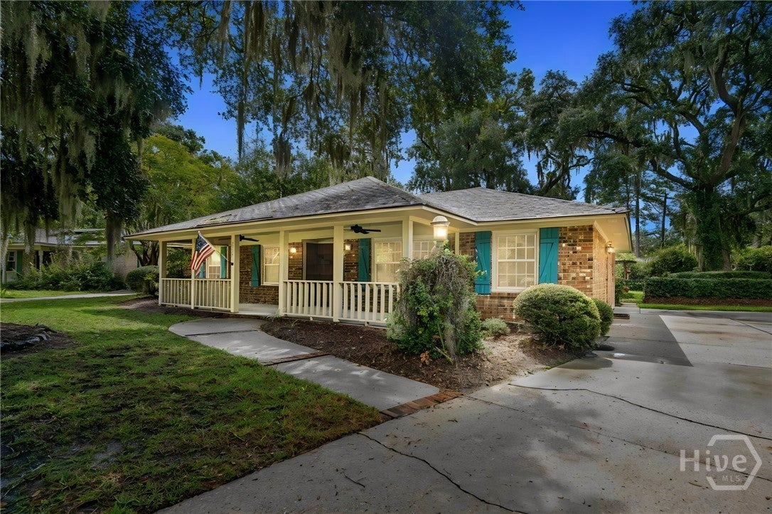2421 Dolphin Drive