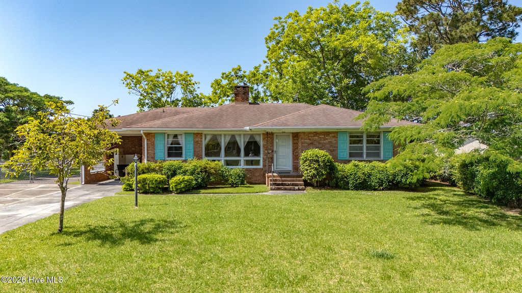 Photo of 814 S Yaupon Terrace, Morehead City, NC 28557 (MLS # 100575441)