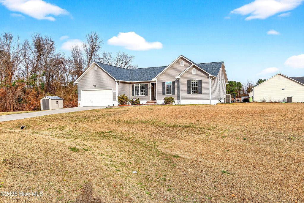 Photo of 136 Camellia Creek Drive, Richlands, NC 28574 (MLS # 100558339)