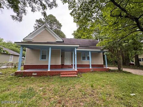 Homes For Sale - 211 E Williamson Street<br/> Wayne County, Mount Olive, NC 28365
