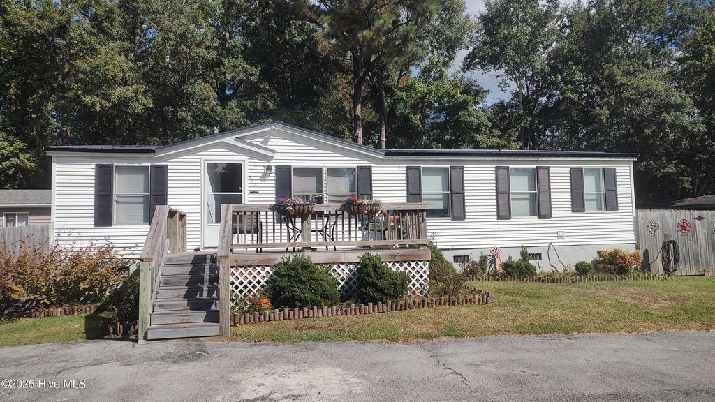 Photo of 110 Quail Point Drive, Hubert, NC 28539 (MLS # 100532418)