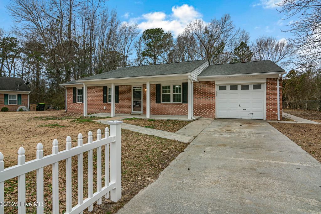 Photo of 236 White Oak Boulevard, Jacksonville, NC 28546 (MLS # 100571996)
