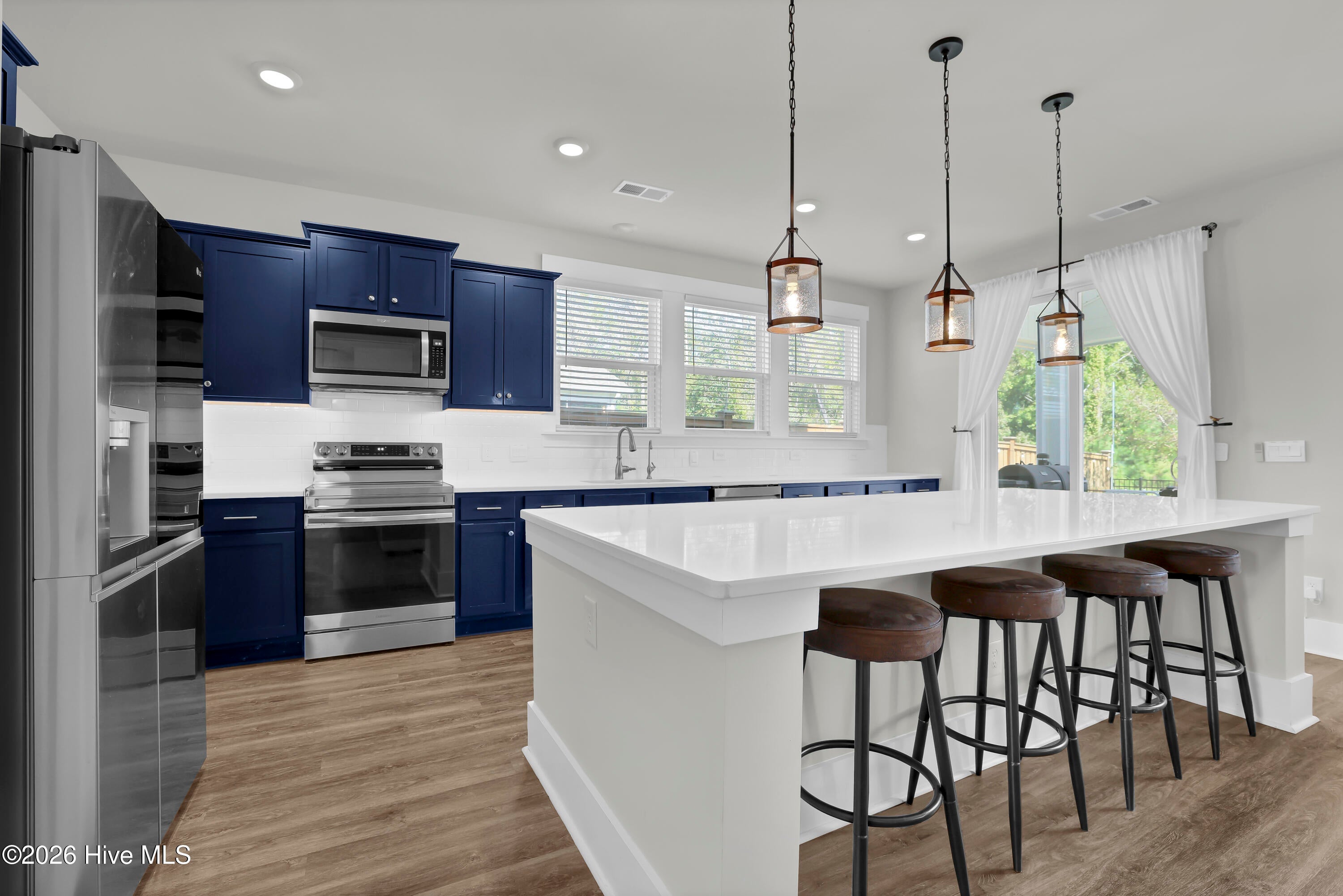 512 Edgewater Way