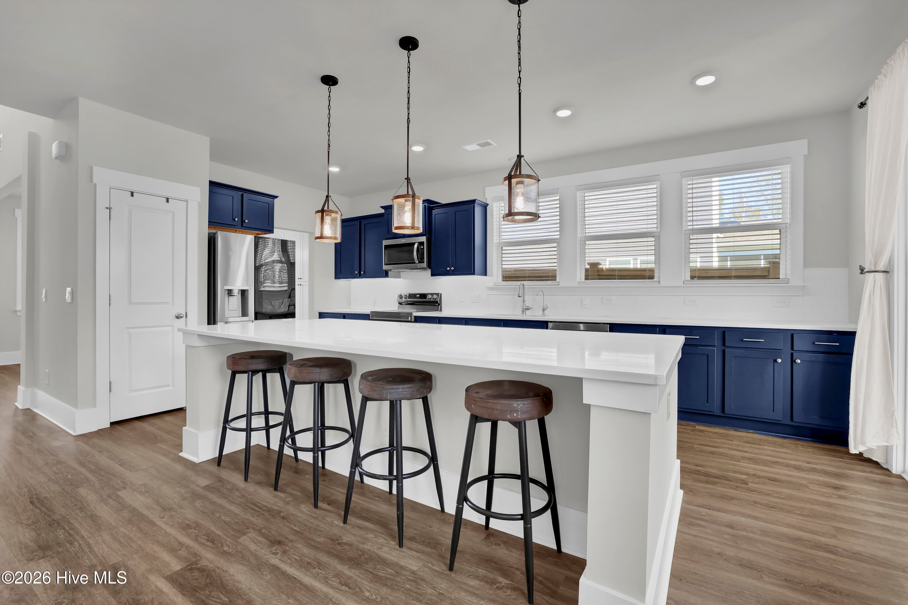 512 Edgewater Way
