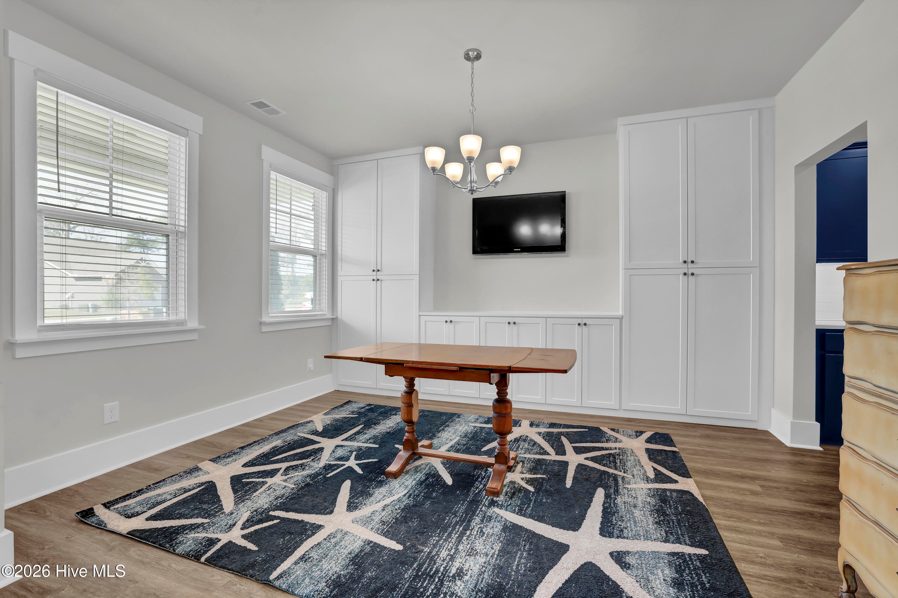 512 Edgewater Way