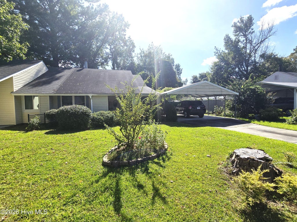 Photo of 1014 Kings Way, New Bern, NC 28562 (MLS # 100601400)