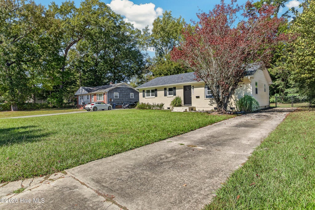 Photo of 305 White Oak Street, Jacksonville, NC 28540 (MLS # 100599447)