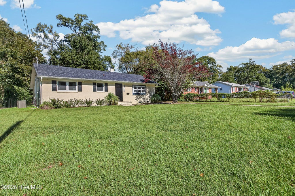 Photo of 305 White Oak Street, Jacksonville, NC 28540 (MLS # 100599447)
