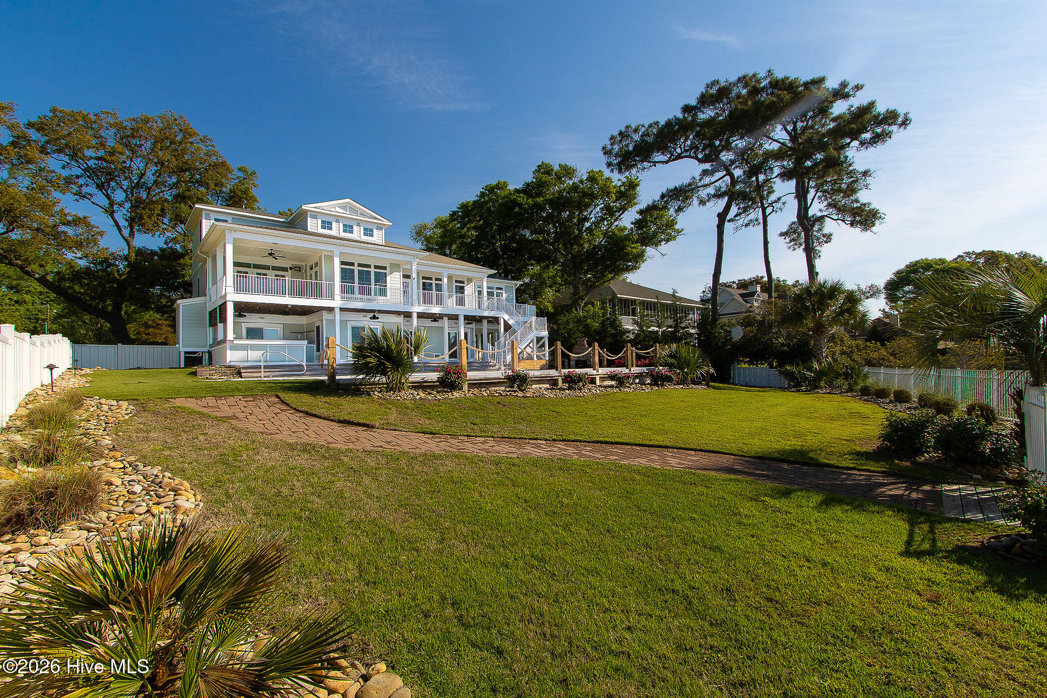 502 Shoreline Drive E