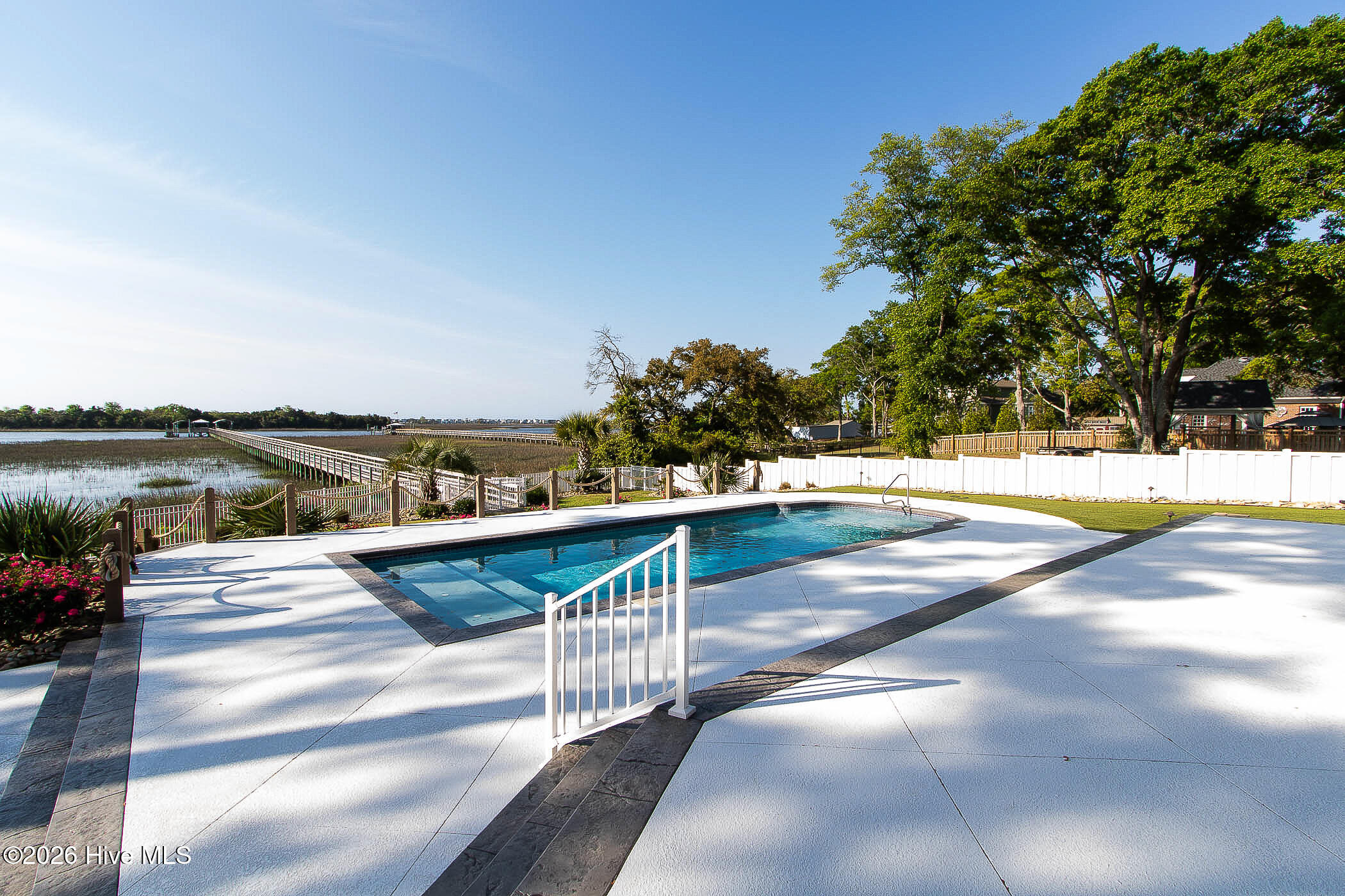 502 Shoreline Drive E