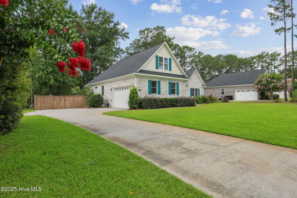 Photo of 376 Crown Pointe Drive, Hampstead, NC 28443 (MLS # 100518241)