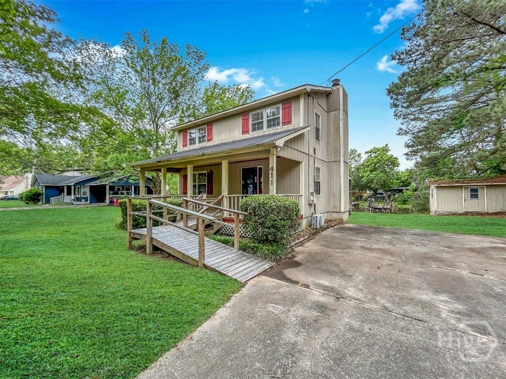 411 Edgewater Circle