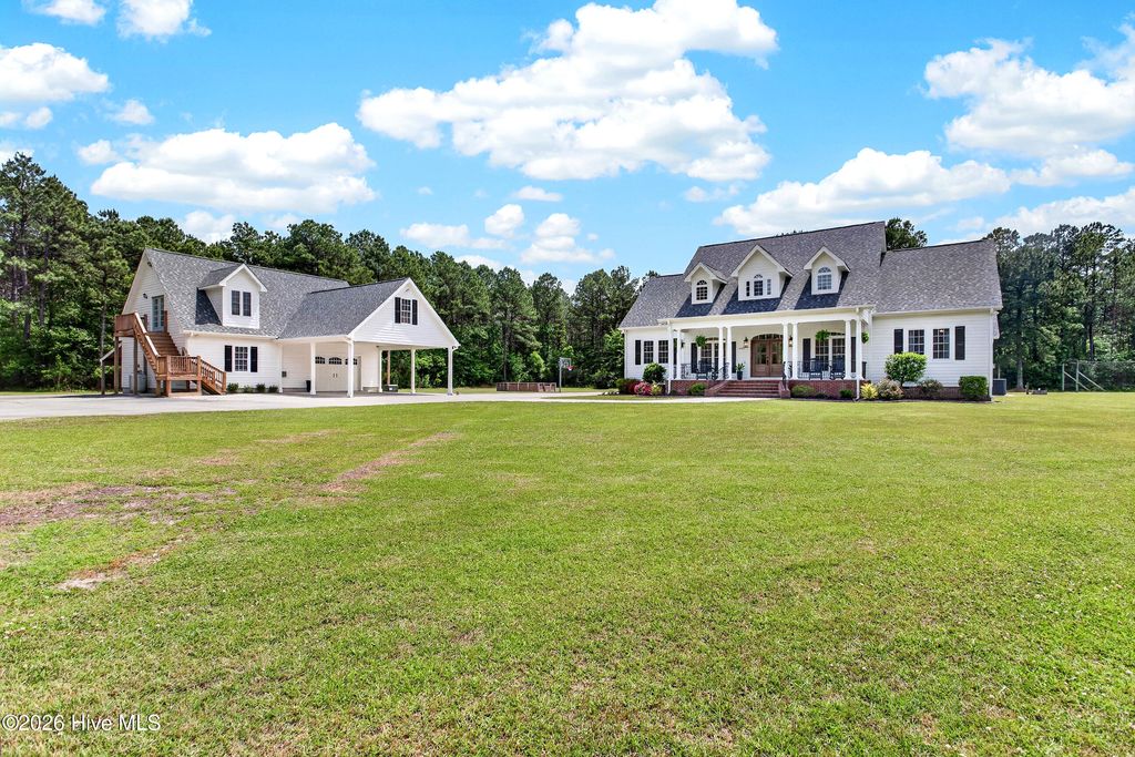 Photo of 635 Richlands Loop Road, Richlands, NC 28574 (MLS # 100572613)