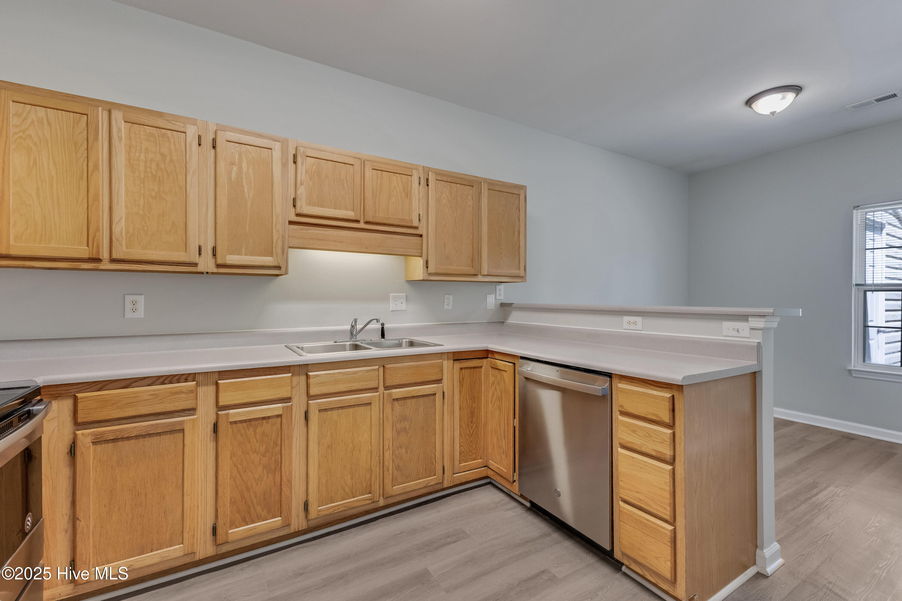 Wilmington, North Carolina 28405, United States, 3 Bedrooms Bedrooms, ,2 BathroomsBathrooms,Residential,Pending,255988