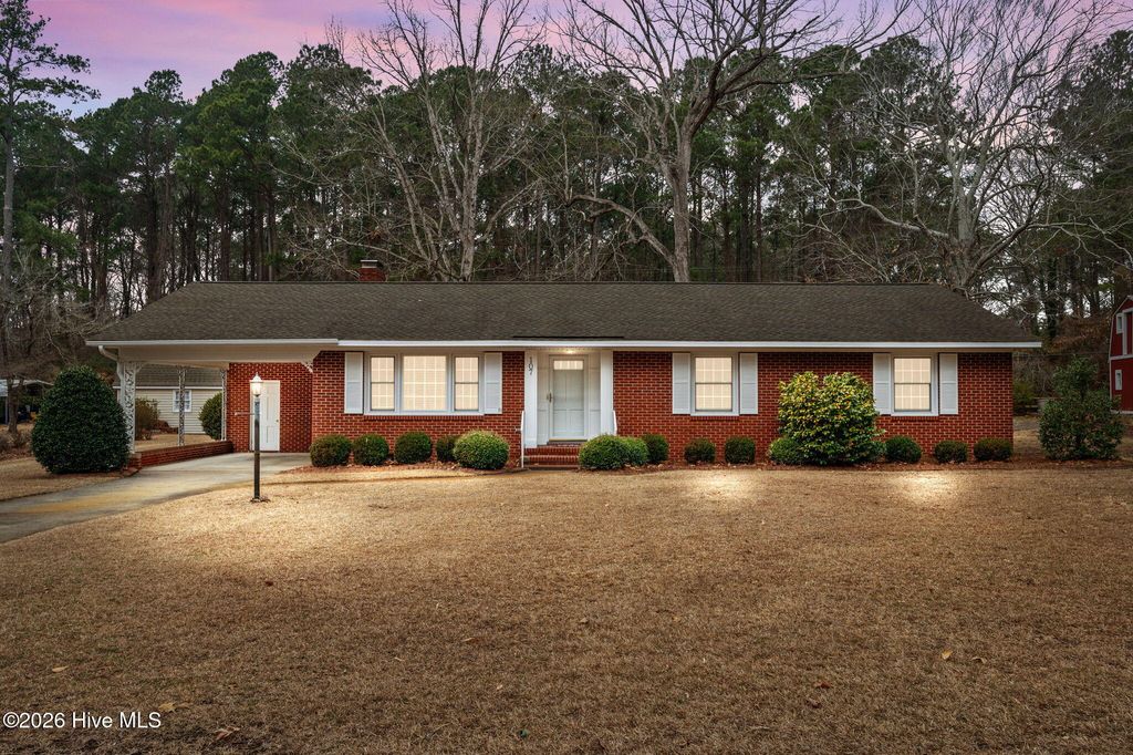 Photo of 107 Ridgewood Circle, Washington, NC 27889 (MLS # 100556080)