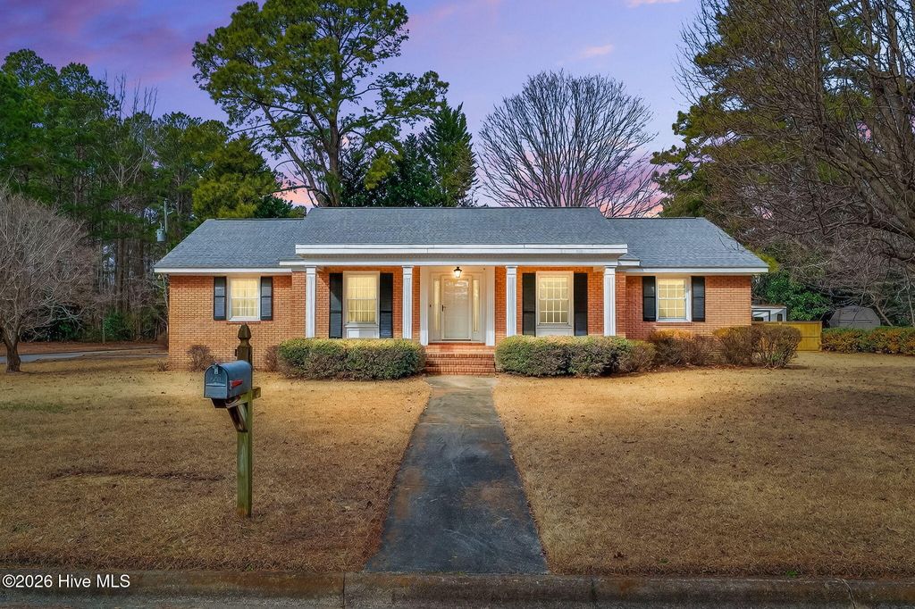 Photo of 808 Chestnut Drive, Smithfield, NC 27577 (MLS # 100554319)