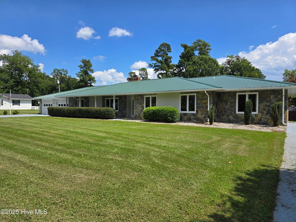 Photo of 401 Flemington Drive, Lake Waccamaw, NC 28450 (MLS # 100527387)